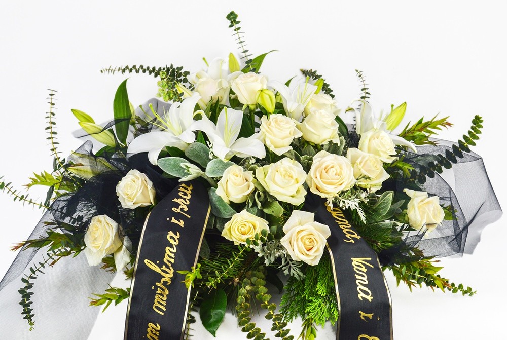 White Teardrop Arrangement – funeral flowers, delivered to any cemetery in Europe